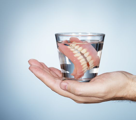 Proteza zębowa – jak o nią dbać?