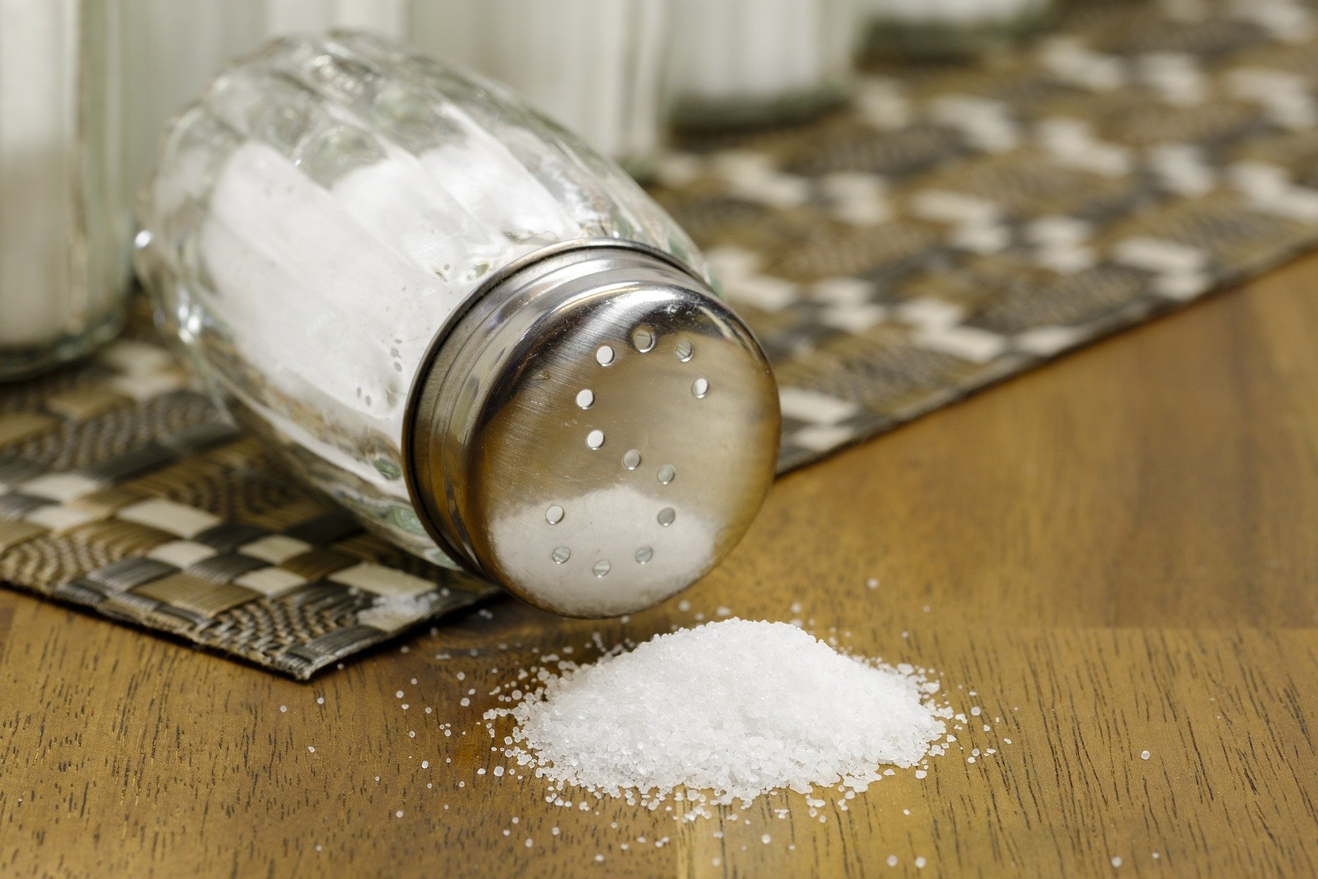 dieta niskosodowa - sól w solniczce