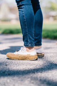 jak czyścić trampki? Czy można takie buty prać w pralce?