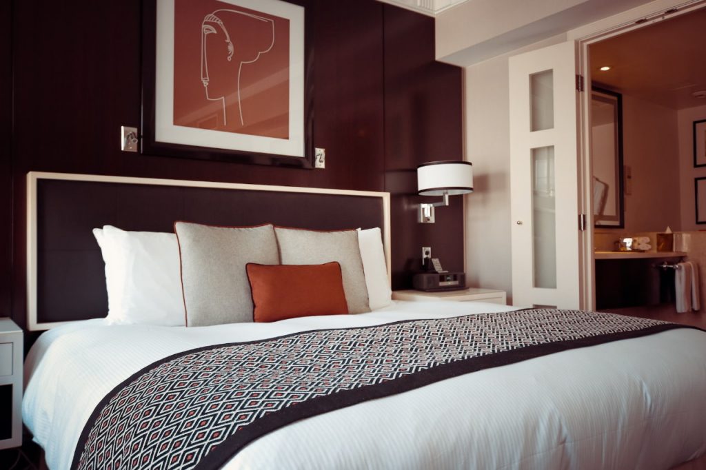 Czy warto wybrać łóżko drewniane do klasycznej sypialni?